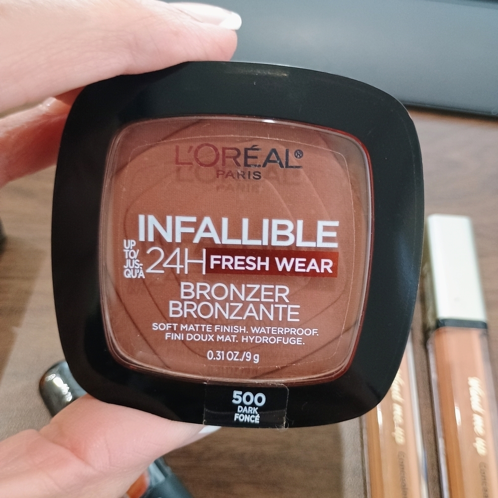 Bundle Of Makeup. 1 Foundation, One Bronzer, 1 Sugar Lip Scrub And 2 Concelors - Picture 3 of 6
